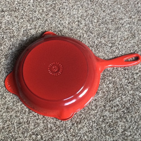 New In Box - Le Creuset 9" Classic Skillet Cherry Red - Picture 2 of 9